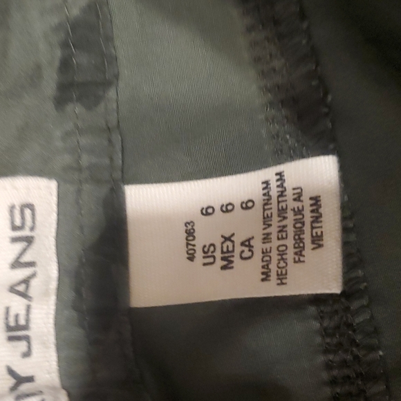 Vintage DKNY Capris - Picture 4 of 6